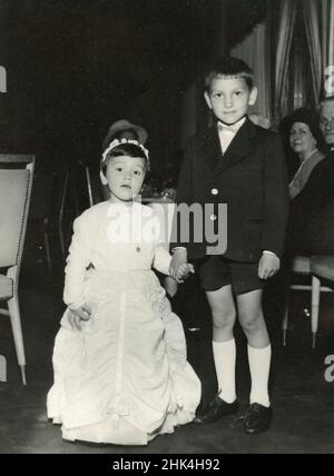 Hochzeit in Italien während der 1950s: Das jüngste Paar unter den Gästen Stockfoto