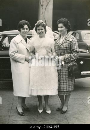Hochzeit in Italien am 1950s: Die Braut macht das Foto mit zwei Cousins Stockfoto