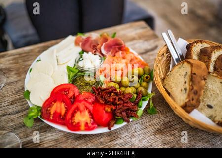 Tapas-Teller mit Wurst, Schinken, Oliven, Tomaten und Käse Stockfoto