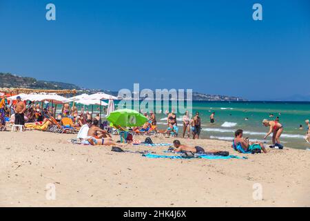 Zakynthos, Griechenland - 15. August 2016: Touristen sind am Banana Beach, einem der beliebtesten Badeorte der griechischen Insel Zakynthos Stockfoto