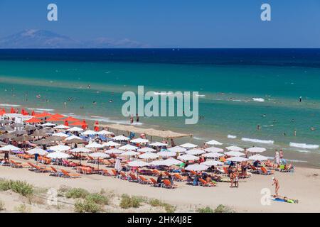 Zakynthos, Griechenland - 15. August 2016: Touristen sind am Banana Beach der griechischen Insel Zakynthos. Küste des Ionischen Meeres an einem sonnigen Sommertag Stockfoto