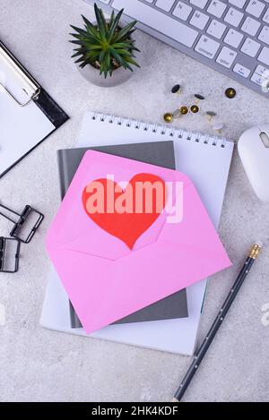 Valentinstag-Konzept am Schreibtisch Stockfoto