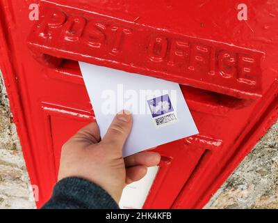 Torquay, Großbritannien. 02nd. Februar 2022. Posting a 1st class Letter with the New QR Code Stamps from the Royal Mail, released 2nd Feb 2022 in the UK. Kredit: Thomas Faull/Alamy Live Nachrichten Stockfoto