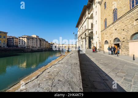 Florenz, Italien. Januar 2022. Blick auf den Lungarno im historischen Zentrum der Stadt Stockfoto