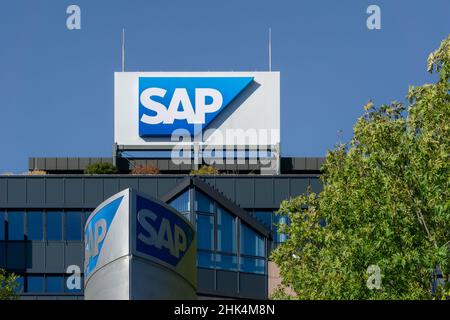 SAP-Firmenlogo auf dem Hauptgebäude in Walldorf, Deutschland. Stockfoto