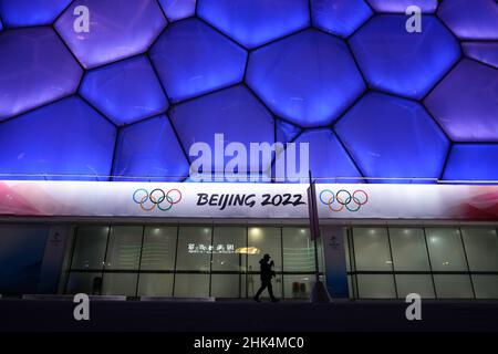 Peking, China. 02nd. Februar 2022. Ein Mann geht am nationalen Aquatikzentrum vorbei, das am Mittwoch, dem 2. Februar 2022, den Curling-Wettbewerb bei den Olympischen Winterspielen 2022 in Peking ausrichten wird. Foto von Paul Hanna/UPI Credit: UPI/Alamy Live News Stockfoto