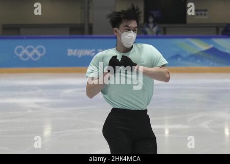 Peking, China. 02nd. Februar 2022. Vincent Zhou aus den USA führt einen Doppelsprung während einer Trainingseinheit vor den Olympischen Winterspielen in Peking am Mittwoch, den 2. Februar 2022, durch. Die Olympischen Spiele werden am 4th. Februar unter extremen Covid-19-Protokollen eröffnet. Foto von Richard Ellis/UPI Credit: UPI/Alamy Live News Stockfoto