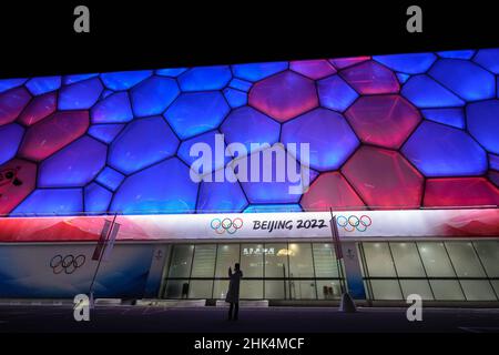 Peking, China. 02nd. Februar 2022. Ein Mann macht ein Foto vor dem nationalen Aquatikzentrum, das am Mittwoch, den 2. Februar 2022, den Curling-Wettbewerb bei den Olympischen Winterspielen 2022 in Peking ausrichten wird. Foto von Paul Hanna/UPI Credit: UPI/Alamy Live News Stockfoto