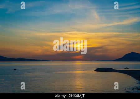 Farbenfroher Sonnenuntergang über dem ruhigen Meer Stockfoto