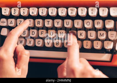 Nahaufnahme der Finger auf der Retro-Schreibmaschine Stockfoto