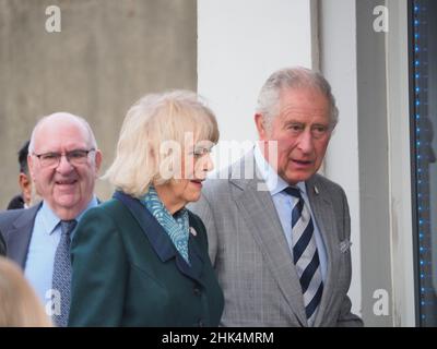 Sheerness, Kent, Großbritannien. 2nd. Februar 2022. Prinz Charles und Camilla besuchen heute Morgen im Rahmen einer Tour durch Kent das Sports Center / Healthy Living Center in Sheerness, Kent. Sie kamen am Sheerness Healthy Living Center an und trafen sich mit Mitarbeitern und Freiwilligen der örtlichen Wohltätigkeitsorganisation Sheppey Matters, dem „Isle Connect You“-Projekt (Tackling Loneliness on the Island), einer Nordic Walking-Gruppe und dem örtlichen Gemeinderadiosender Sheppey FM. Kredit: James Bell/Alamy Live Nachrichten Stockfoto