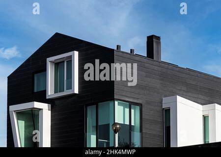 Fassade eines portugiesischen und modernen Gebäudes mit Holzdetails. Stockfoto