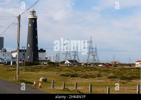 Dungeness, Kent, Großbritannien. 02. Februar 2022. DIE PREISOBERGRENZE VON OFGEM wird morgen, am Donnerstag, dem 3rd. Februar, bekannt gegeben, wobei die Energiepreise voraussichtlich steigen werden. EDF-Kernkraftwerk in Dungeness mit Strompylonen. Foto-Kredit: PAL Nachrichten /Alamy Live Nachrichten Stockfoto