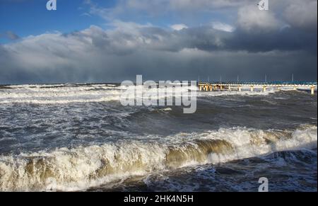 Schwerer Sturm an der ostsee an sonnigen Wintertagen Stockfoto