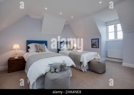 Alconbury Weald, Cambridgeshire - Oktober 17 2016: Modernes, stilvolles Schlafzimmer mit Twin-Betten in einem eleganten Zuhause Stockfoto