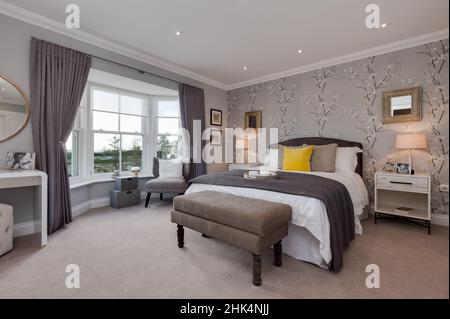 Alconbury Weald, Cambridgeshire - Oktober 17 2016: Modernes, stilvolles Schlafzimmer mit luxuriösen Möbeln und Stoffen in begehrenswertem neuen Zuhause Stockfoto