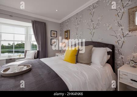 Alconbury Weald, Cambridgeshire - Oktober 17 2016: Modernes, stilvolles Schlafzimmer in einem eleganten Zuhause Stockfoto