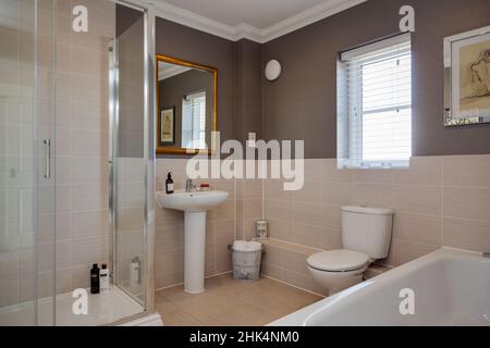 Alconbury Weald, Cambridgeshire - Oktober 17 2016: Modernes, stilvolles Bad und Duschbad mit teilweise gefliesten Wänden Stockfoto