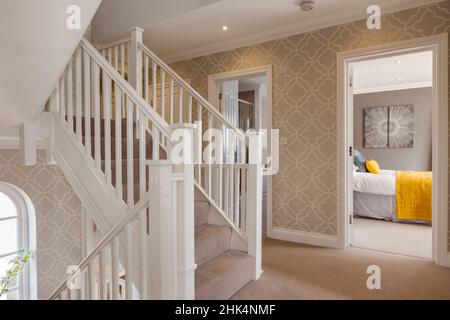 Alconbury Weald, Cambridgeshire - Oktober 17 2016: Anlegeplatz im mittleren Stockwerk mit Treppen vom Erdgeschoss, die im Luxusmodder weiter in den zweiten Stock steigen Stockfoto