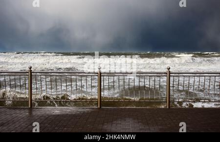 Schwerer Sturm an der ostsee an sonnigen Wintertagen Stockfoto