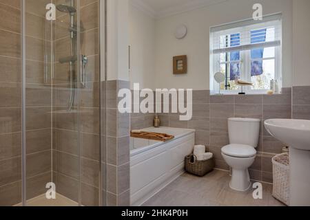 Alconbury Weald, Cambridgeshire - Oktober 17 2016: Modernes, stilvolles Bad und Duschbad mit teilweise gefliesten Wänden Stockfoto