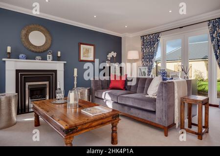 Alconbury Weald, Cambridgeshire - Oktober 17 2016: Wunderschön eingerichtetes Wohnzimmer im Loungebereich des neuen Luxushauses mit stilvollen Möbeln und Stockfoto