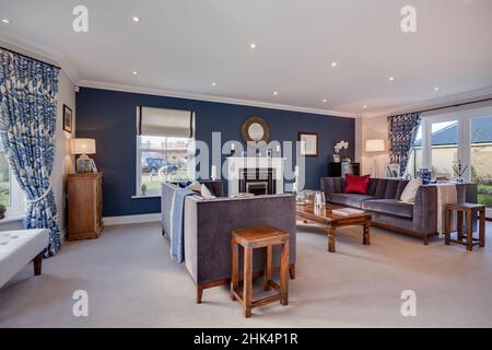 Alconbury Weald, Cambridgeshire - Oktober 17 2016: Wunderschön eingerichtetes Wohnzimmer im Loungebereich des neuen Luxushauses mit stilvollen Möbeln und Stockfoto