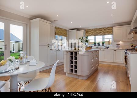 Alconbury Weald, Cambridgeshire - Oktober 17 2016: Luxuriöser, moderner, offener Küche-Speisesaal in brandneuem inszenierten Showheim mit wunderschönem Anspruch Stockfoto
