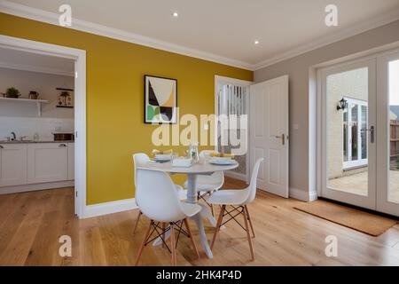 Alconbury Weald, Cambridgeshire - Oktober 17 2016: Luxuriöser, moderner, offener Essbereich mit Tisch und Stühlen in brandneuem Showheim mit offenem Tisch und Stühlen Stockfoto