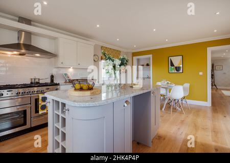 Alconbury Weald, Cambridgeshire - Oktober 17 2016: Luxuriöser, moderner, offener Küche-Speisesaal in brandneuem inszenierten Showheim mit wunderschönem Anspruch Stockfoto