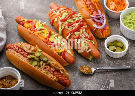 Hot Dog mit Würstchen. Traditionelles amerikanisches Fast Food Stockfoto