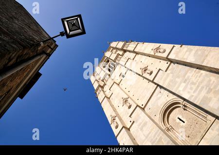 Aussichtspunkt des Glockenturms der römischen Kathedrale von Saint Julien in Le Mans auf blauem Himmel im Hintergrund, Pays de la Loire im Nordwesten Frankreichs Stockfoto