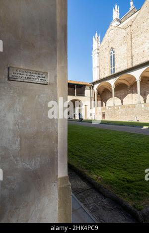 Florenz, Italien. 2022. Januar die Gedenktafel, die den vom Arno im Stadtzentrum im Jahr 1844 erreichten Hochwasserstand anzeigt, an einer Mauer im Stadtzentrum Stockfoto