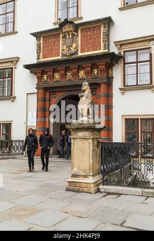 WIEN, ÖSTERREICH - 15. MAI 2019: Dies ist das Schweizer Tor der alten Hofburg im Hof in de Burg. Stockfoto