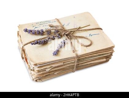 Stapel alter Buchstaben auf weißem Hintergrund. Haufen alter Umschläge und Briefe isoliert. Retro-Vintage-Konzept. Stockfoto