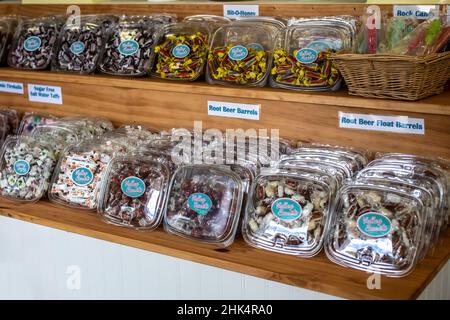 Sorten von Süßigkeiten zum Verkauf in einem Süßwarenladen, Valley Sweets Ice Cream und Candy in St. Croix Falls, Wisconsin. Stockfoto