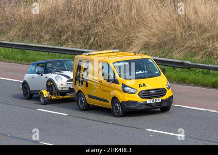 2019 gelbe Ford Transit Custom 1995cc Abschleppen MINI One; AA, Straßenrand. Unterstützung, Transport, Gewerbe, angetrieben, Symbol, Automobil, Weg, bewegen, britische, Straße, Transport, Verkehr, fahren, schnell, Fahrer, AA, Pannenwiederaufnahme, UK Stockfoto