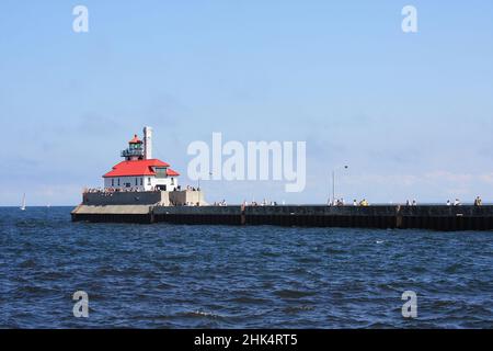 Die Duluth South Breakwater Outer Light-Feuerstelle auf dem South Breakwater des Duluth Ship Canal in Duluth. Stockfoto