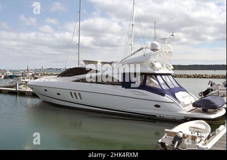 Poole Harbour, Dorset, England - Juni 2021: Große Luxus-Motoryacht von Sunseeker, die in der Marina der Stadt vertäut ist. Stockfoto