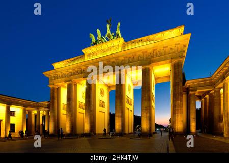 Brandenburger Tor bei Sonnenuntergang, Pariser Platz, unter den Linden, Berlin, Deutschland, Europa Stockfoto