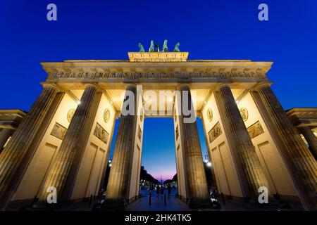 Brandenburger Tor bei Sonnenuntergang, Pariser Platz, unter den Linden, Berlin, Deutschland, Europa Stockfoto