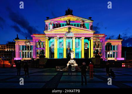 Konzerthaus Berlin und Schiller Denkmal während des Festival of Lights, Gendarmenplatz, unter den Linden, Berlin, Deutschland, Europa Stockfoto