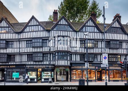 Die Tudor-Gebäude aus dem 16th. Jahrhundert im Staple Inn auf High Holborn, in denen Geschäfte und Anwaltskammern von Barristern untergebracht sind, London, England, Großbritannien und Europa Stockfoto