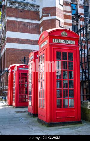 Traditionelle rote Metall-K6-Telefonboxen, entworfen von Sir Giles Gilbert Scott, Holborn, London, England, Vereinigtes Königreich, Europa Stockfoto