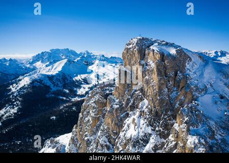 Luftaufnahme des Sass de Stria-Gipfels mit schneebedeckter Marmolada im Hintergrund, Dolomiten, Venetien, Italien, Europa Stockfoto