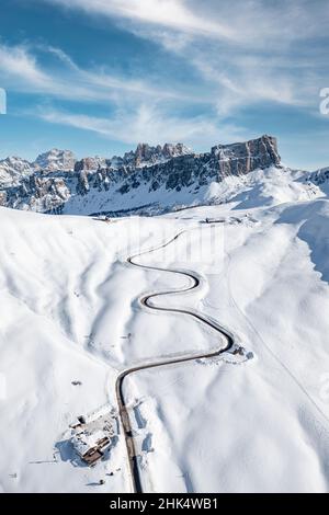 Luftaufnahme der kurvenreichen Bergstraße im Schnee und Lastoi De Formin, Giau Pass, Dolomiten, Provinz Belluno, Venetien, Italien, Europa Stockfoto