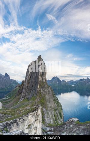 Panoramablick auf den Segla Berg und Fjord bei Sonnenuntergang, Senja, Troms County, Norwegen, Skandinavien, Europa Stockfoto