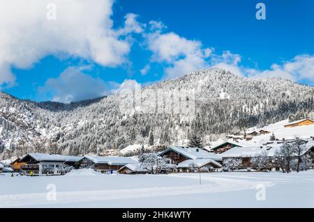Verschneite Ortschaft in den deutschen Alpen und wunderschöne Winterlandschaft an einem sonnigen Wintertag Stockfoto