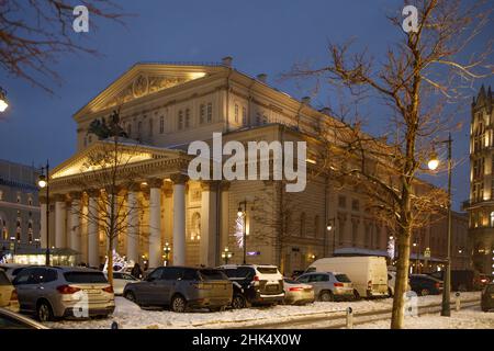 Moskau, Russland - 30. Januar 2022, Nachtansicht des staatlichen akademischen Maly-Theaters, des staatlichen akademischen Bolschoi-Theaters von Russland, Theaterplatz.TSUM Stockfoto