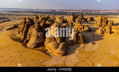 Luftaufnahme von schönen Felsformationen im Madain Saleh (Hegra) (Al Hijr), Al Ula, Königreich Saudi-Arabien, Naher Osten Stockfoto